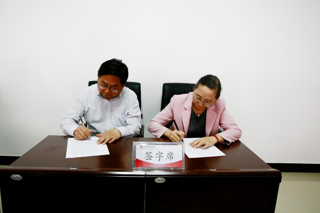 校长罗士喜与学院代表签订《华亿在线手机版(大中国区)争创省级文明校园工作目标责任书》